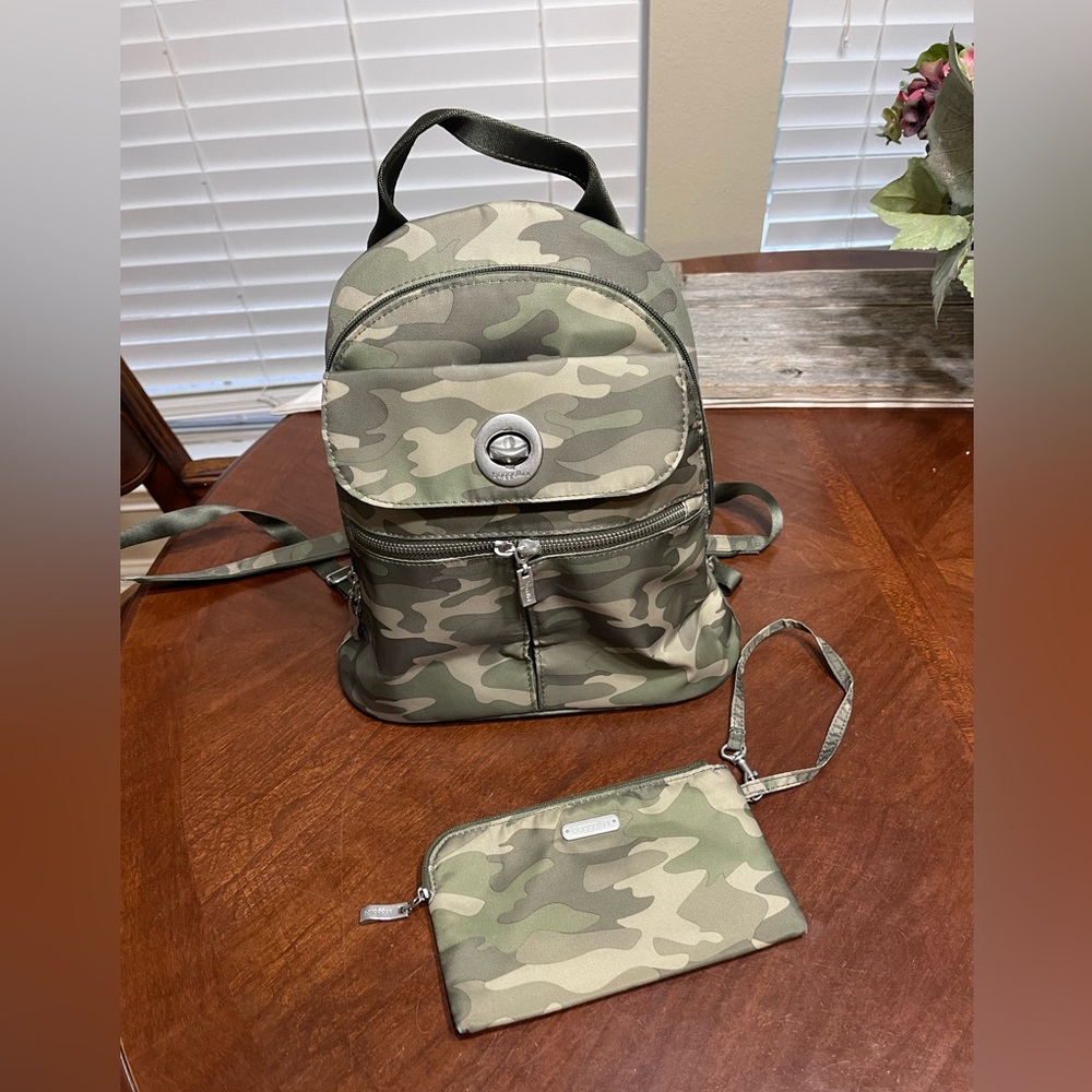 Baggallini Naples sling/backpack + wristlet